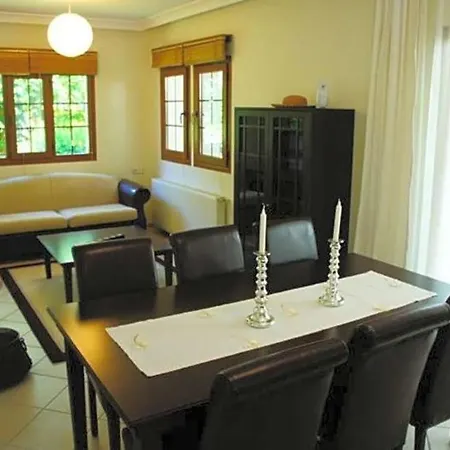 Villa Sleeps 6 Pool Air Con Wifi *